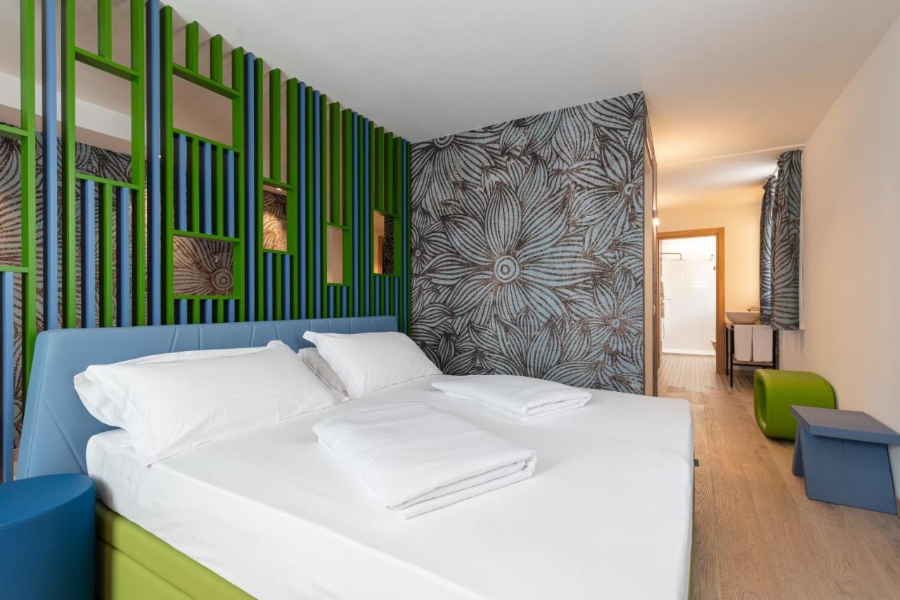 Holiday IV Gardan Hotel Riva del Garda Room photo