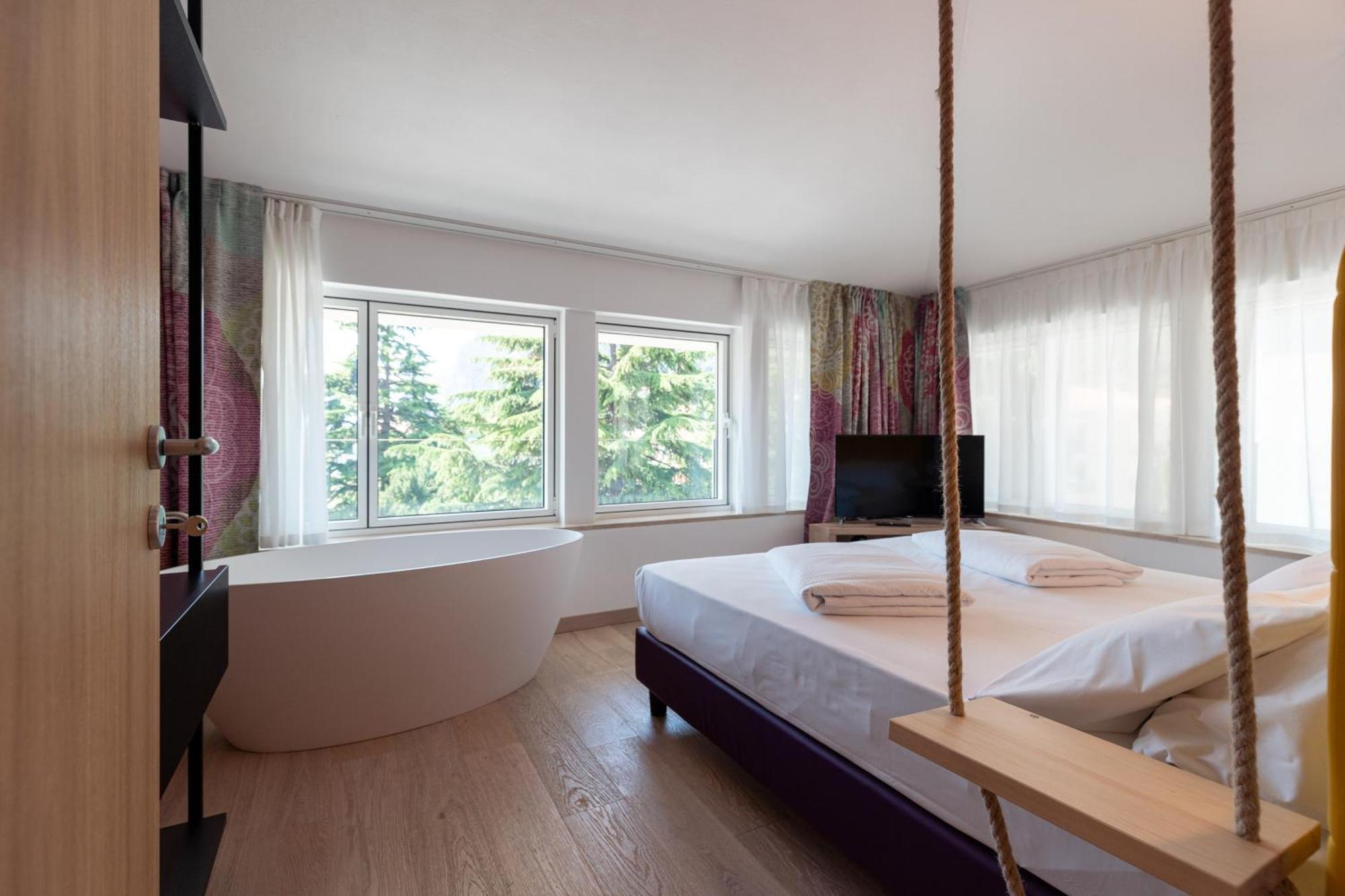 Holiday IV Gardan Hotel Riva del Garda Room photo